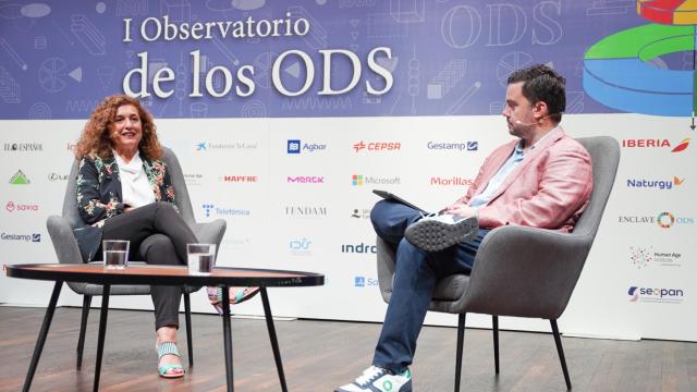 Ana Polanco, Head of Operations Healthcare de Merck en Europa, y Arturo Criado, subdirector de EL ESPAÑOL-Invertia.