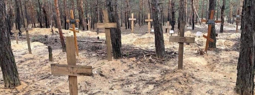 Fosa hallada en la ciudad liberada en Izium, Ucrania, con 440 cadáveres.