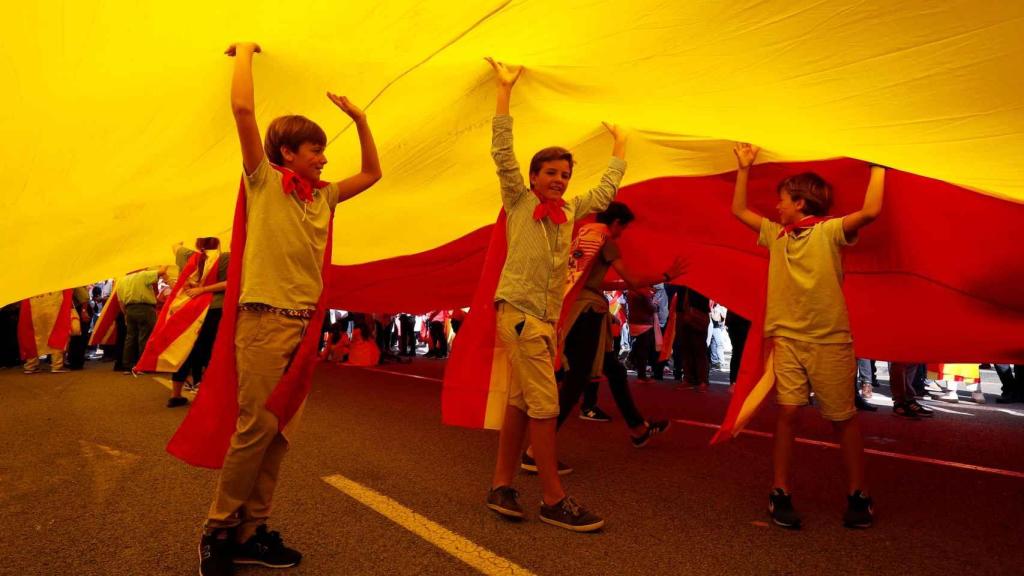 Tres niños en la manifestación antinacionalista de octubre de 2019.