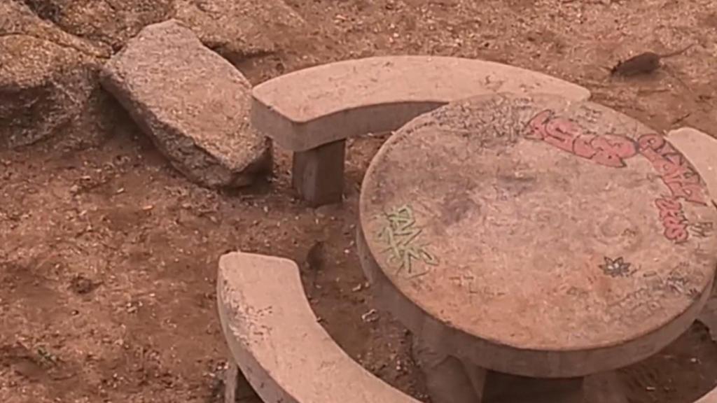 Dos ratas en la zona de mesas de la playa del Orzán