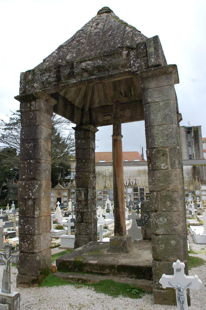 El cruceiro (no es el original) y su templete. https://cruceirosdegalicia.xyz