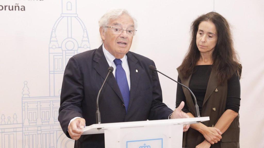 El presidente de la Real Academia de Medicina, Francisco Martelo, y la edil de Bienestar Social de A Coruña, Yoya Neira.