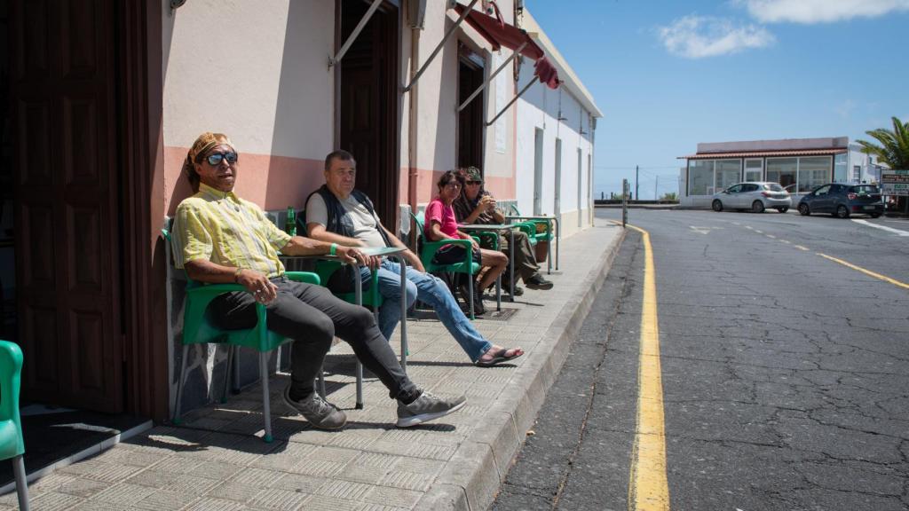 Jimmy y uno de sus compañeros alemanes, en el bar de Fuencaliente.