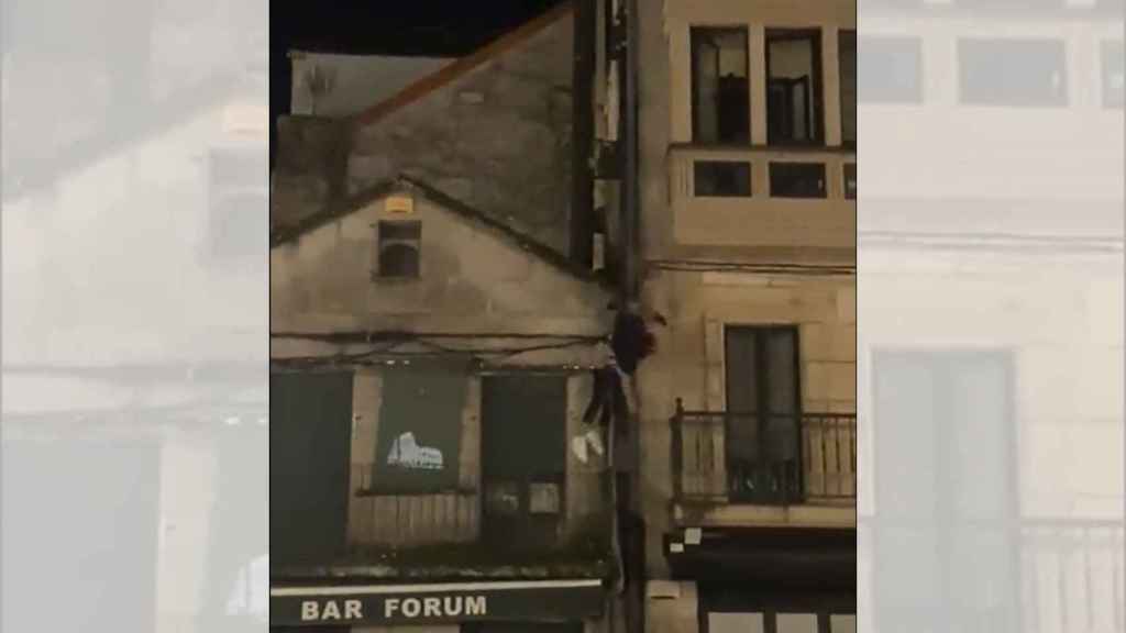 Susto en la noche universitaria de este jueves en Pontevedra, cuando un joven se descolgó por la fachada de un edificio del centro de la ciudad y perdió el equilibrio.
