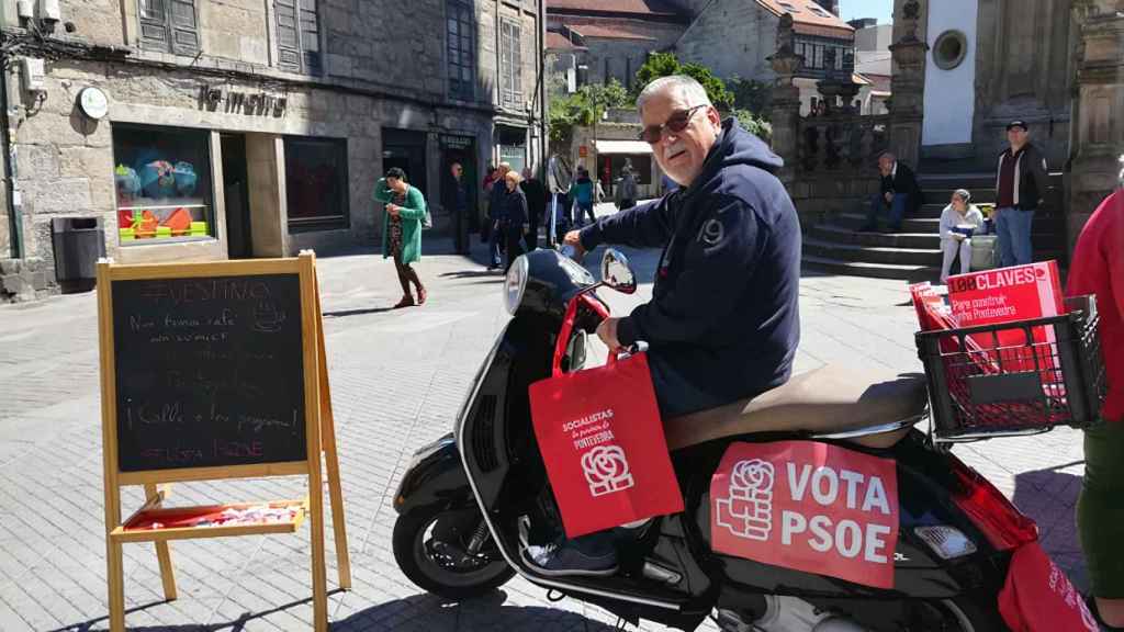Pedro Vila durante la campaña a las elecciones municipales de 2019 en Pontevedra.