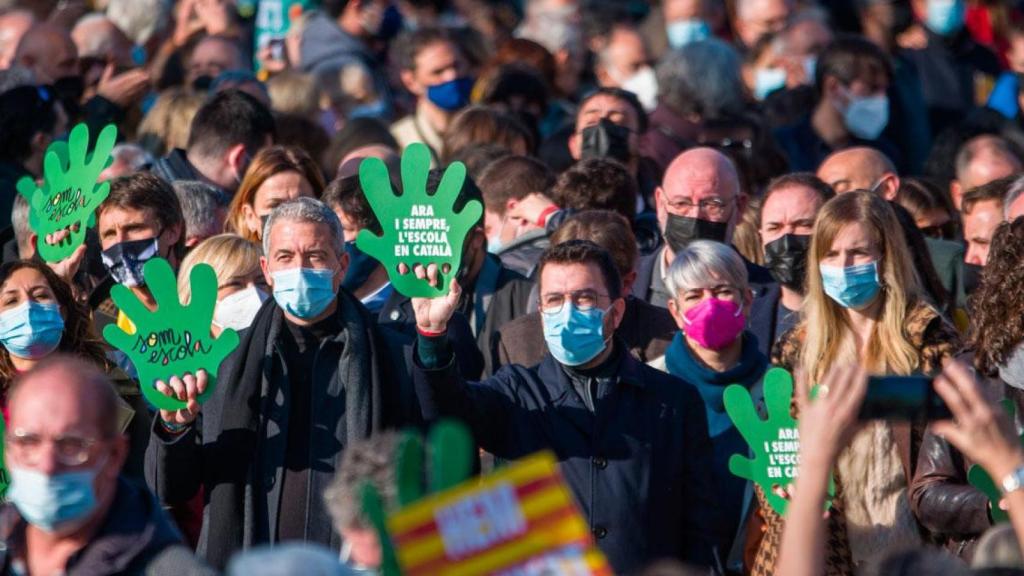 El presidente de la Generalitat, Pere Aragonès, asiste a una marcha por la inmersión monolingüe obligatoria en catalán.