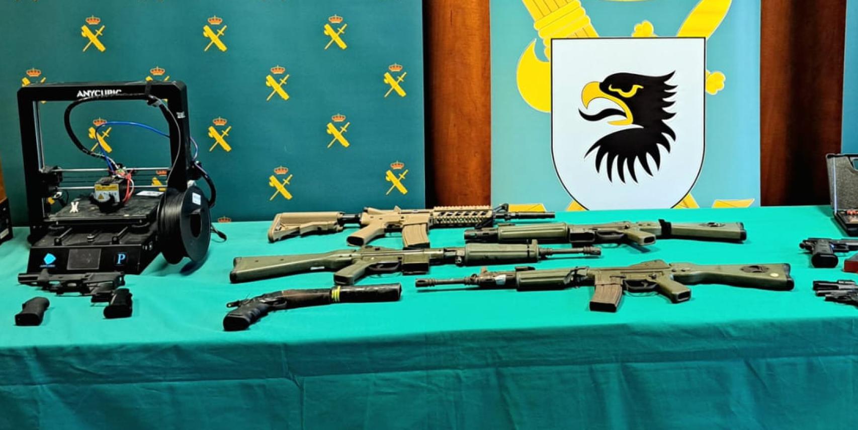 Los tres fusiles de asalto.