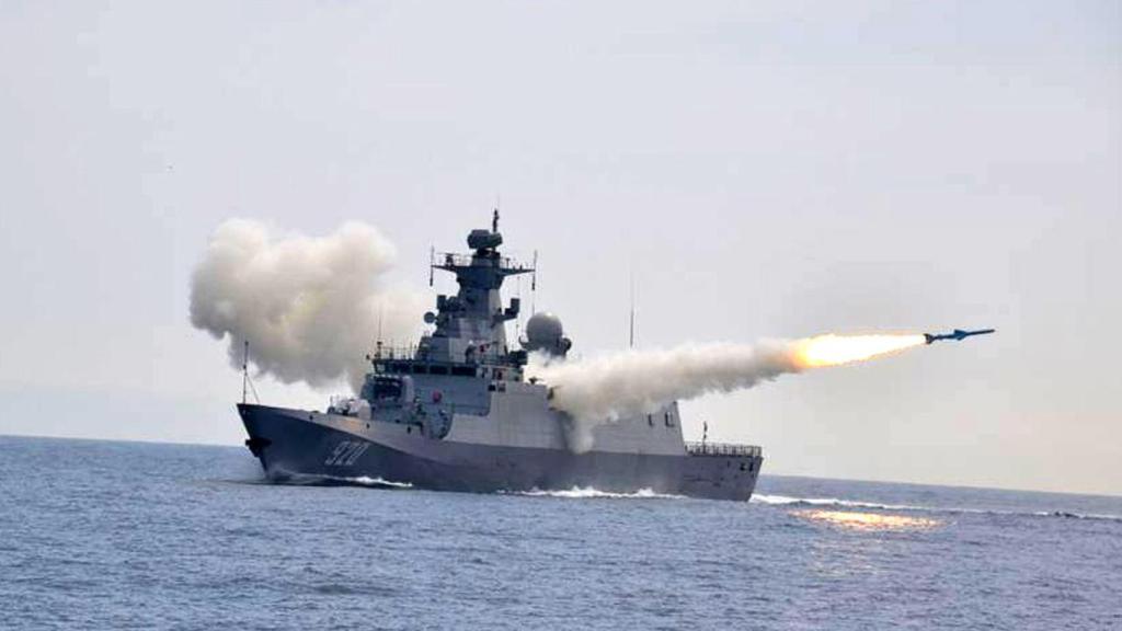 Corveta C28A lanzando misil YJ-83