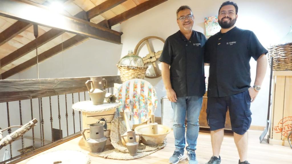 Joaquín y su hijo Víctor en el museo que hay en las instalaciones.