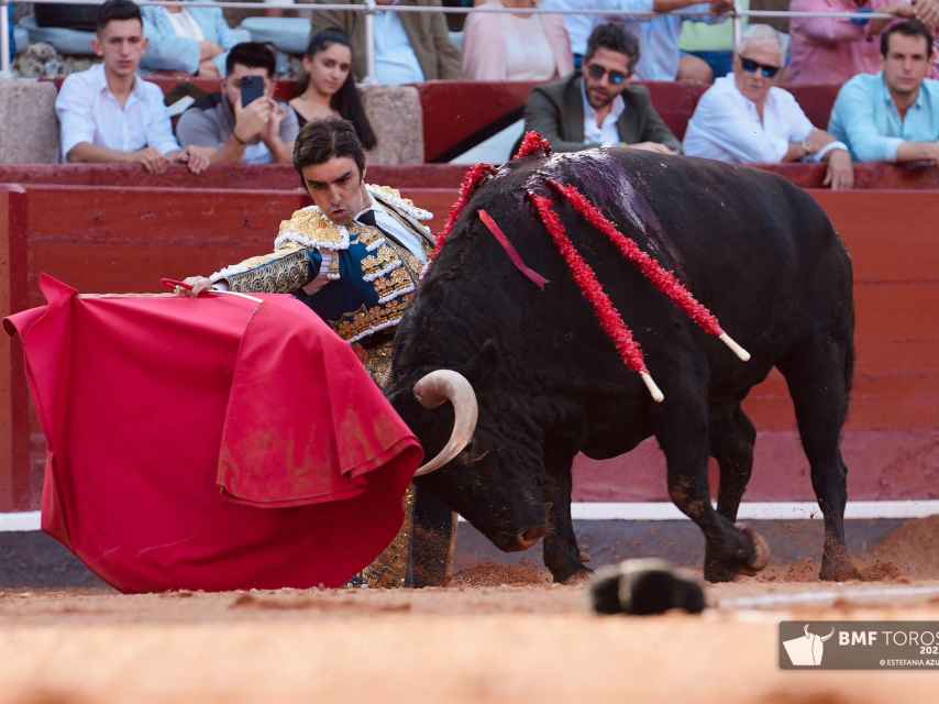 Miguel Ángel Perera ejecuta un muletazo de rodillas al primero