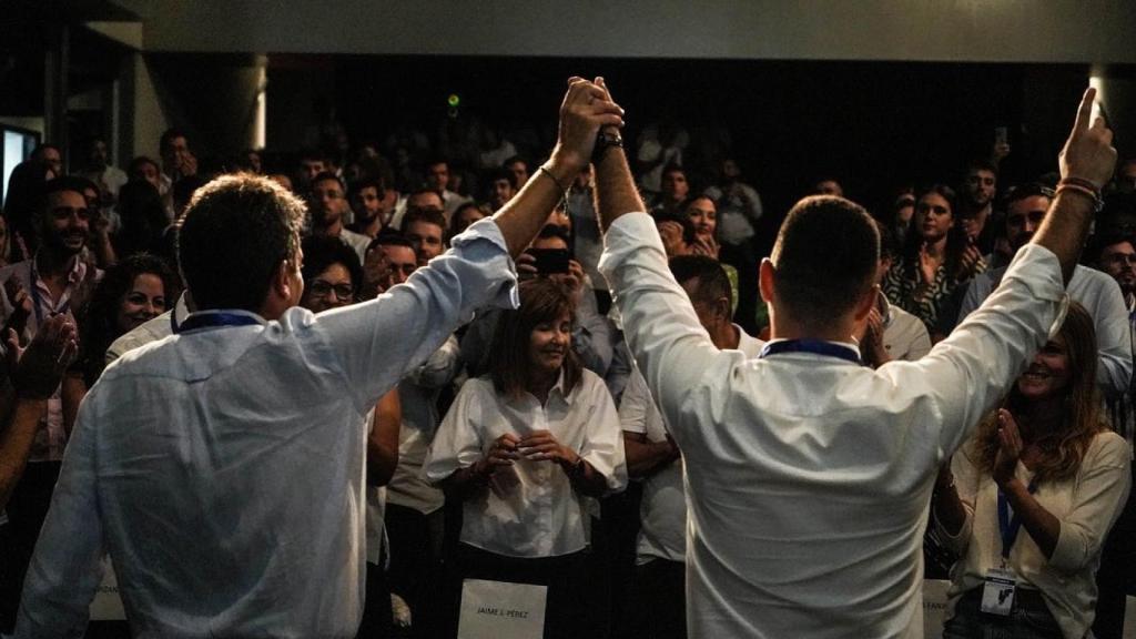 Carlos Mazón y el nuevo presidente provincial de NNGG, Jaime Pérez, en Elche este sábado.