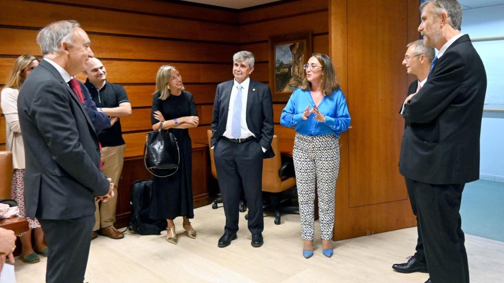 Imagen de la reunión entre los rectores y la consejera.