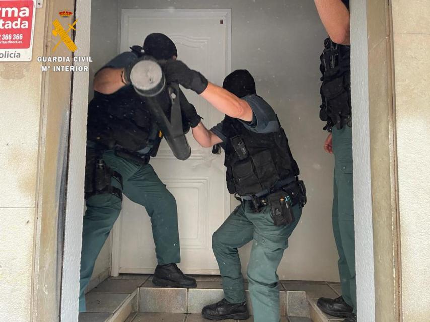 La Guardia Civil entrando al domicilio en la provincia de Salamanca.