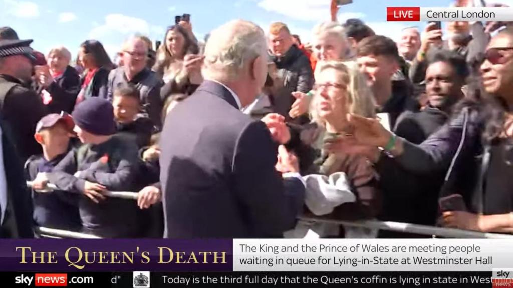 El rey Carlos charlando con algunos ciudadanos.