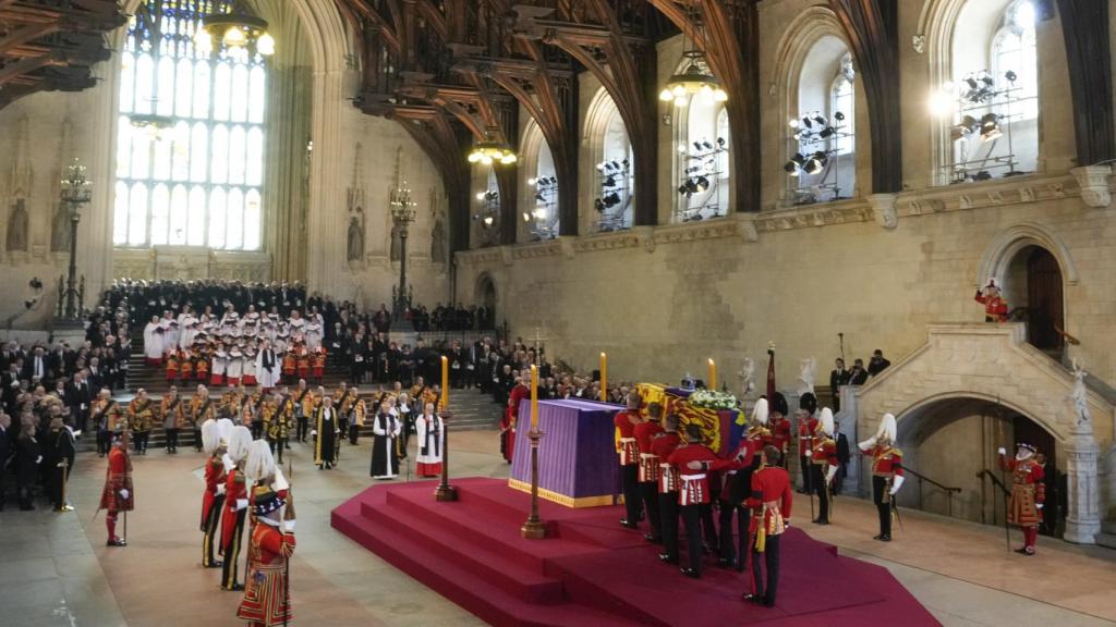 Fotografía de la campilla ardiente de Isabel II en el palacio de Westminster.