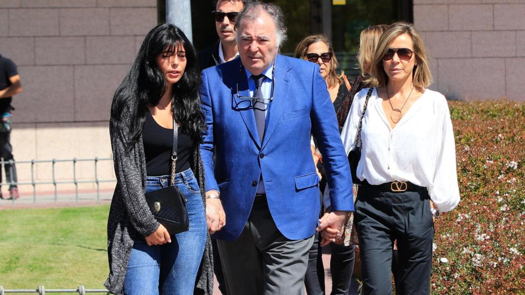 Familiares de Antonio García Obregón se despiden de él.