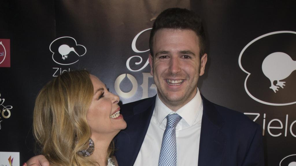 Ana Obregón y su hijo Álex durante un acto de la firma 'Gin Oro' en marzo de 2017