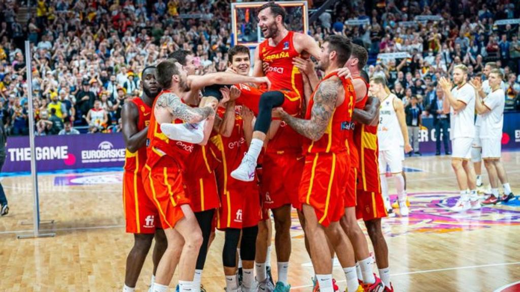 Rudy Fernández es manteado por todos los jugadores de la Selección