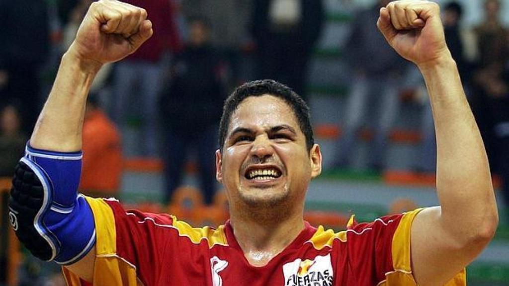 Rolando Uríos celebra una victoria con España