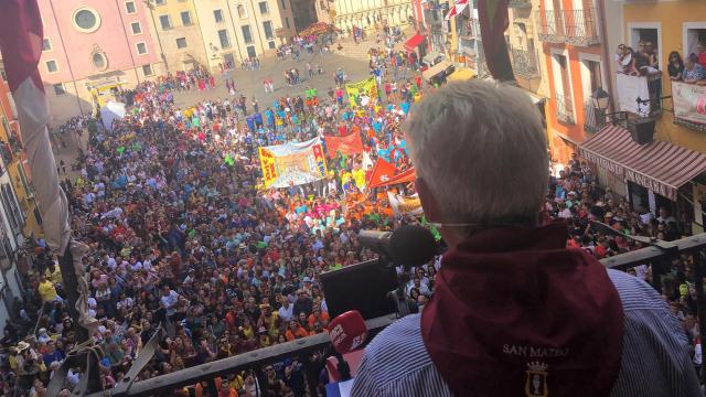 Arrancan las fiestas de San Mateo en Cuenca con el pregón y el desfile de 41 peñas