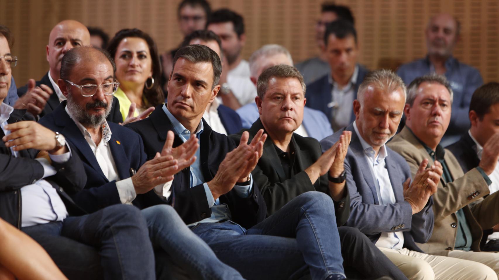 El presidente del Gobierno, Pedro Sánchez, acompañado de varios presidentes autonómicos.