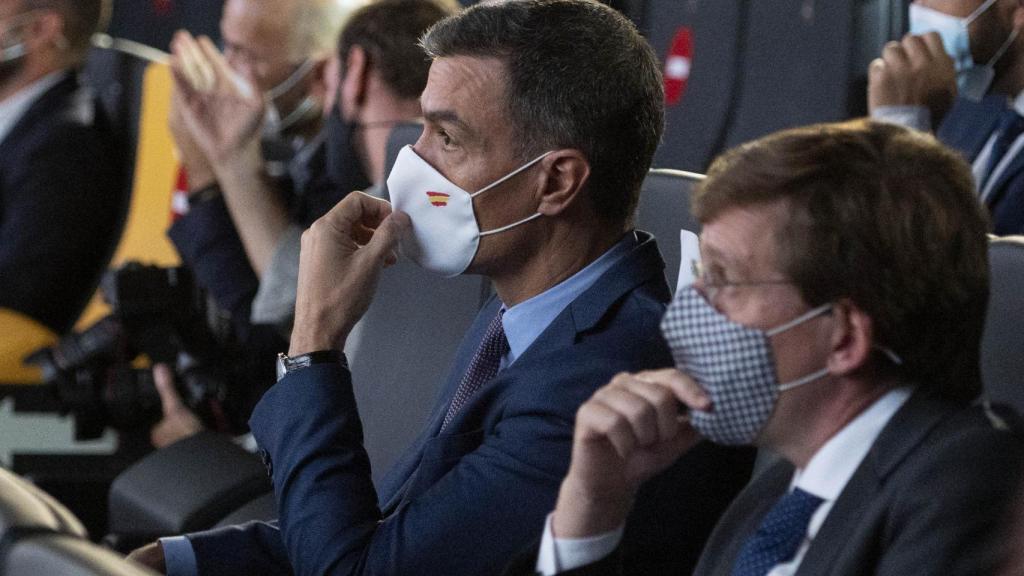 El presidente del Gobierno, Pedro Sánchez (i) y el alcalde de Madrid, José Luis Martínez-Almeida (d).