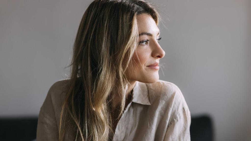 Retrato de una mujer pensando.