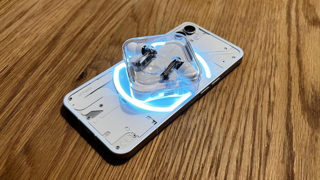 Nothing Phone (1) cargando los auriculares Ear (1).
