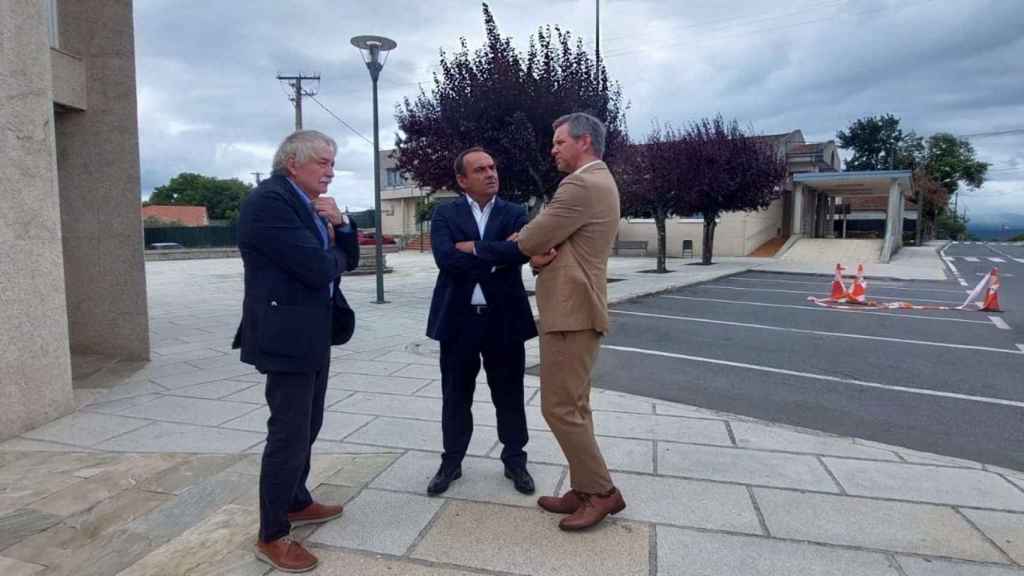 El delegado del Gobierno, José Miñones, visita el ayuntamiento ourensano de Coles.