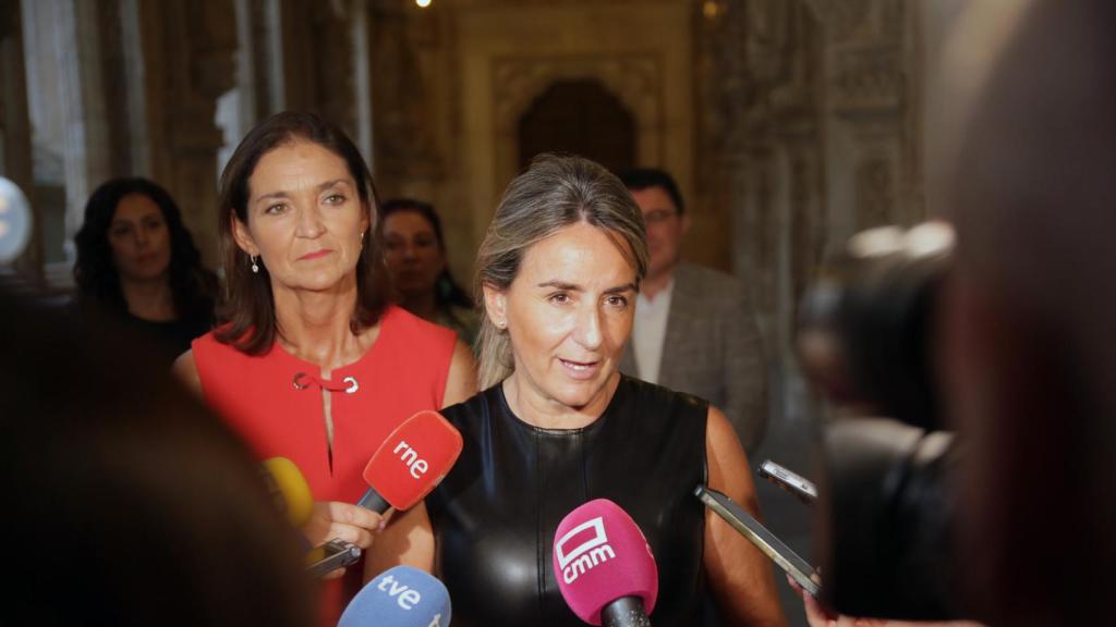 La alcaldesa Milagros Tolón se dirige a los periodistas junto a la ministra Reyes Maroto