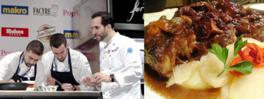 El chef Mario Sandoval con sus ayudantes preparando platos de carne de toro bravo