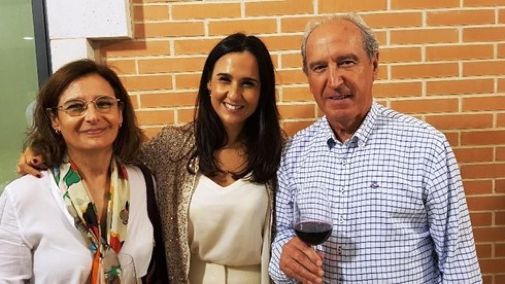 Lucia Martín flanqueada por sus padres (residentes en Iscar) en el reciente acto de presentación de Agrochef en Cigales