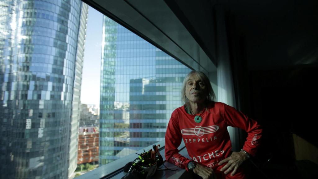 El 'spiderman francés', Alain Robert, tras completar su hazaña en París