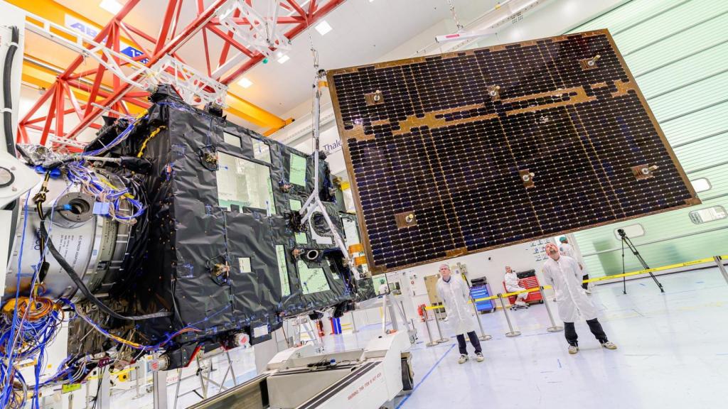 Despliegue de los paneles solares del Meteosat