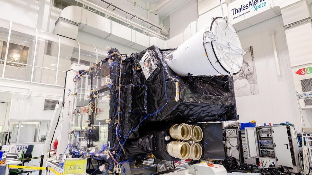 Sistema FCI (cono blanco) y las 4 cámaras del LI (dorado, abajo)