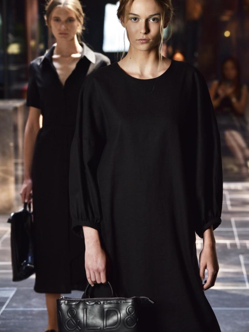 Dos modelos de la colección primavera-verano 2023 de Devota & Lomba.