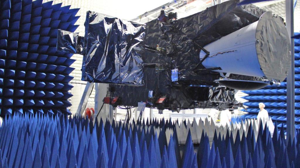 Meteosat en la sala anecoica mientras se prueban las antenas