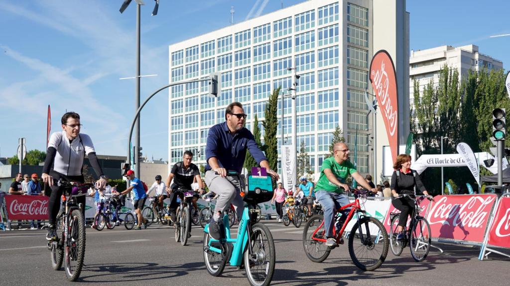 Óscar Puente durante el trayecto en bicicleta