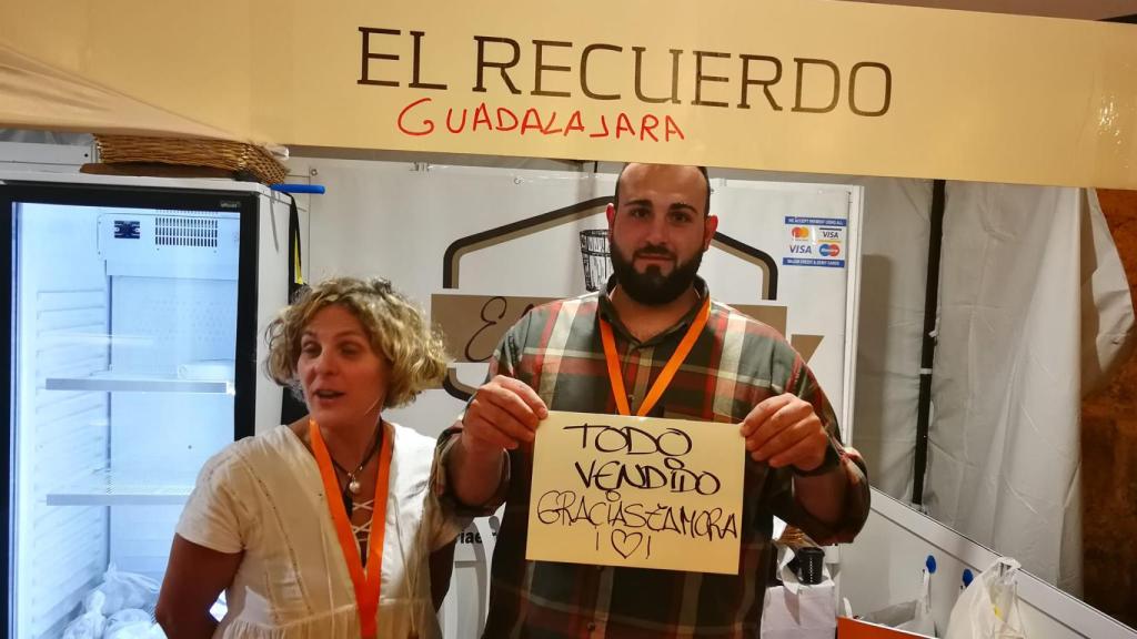 Uno de los stands en la feria muestra el cartel de 'todo vendido'