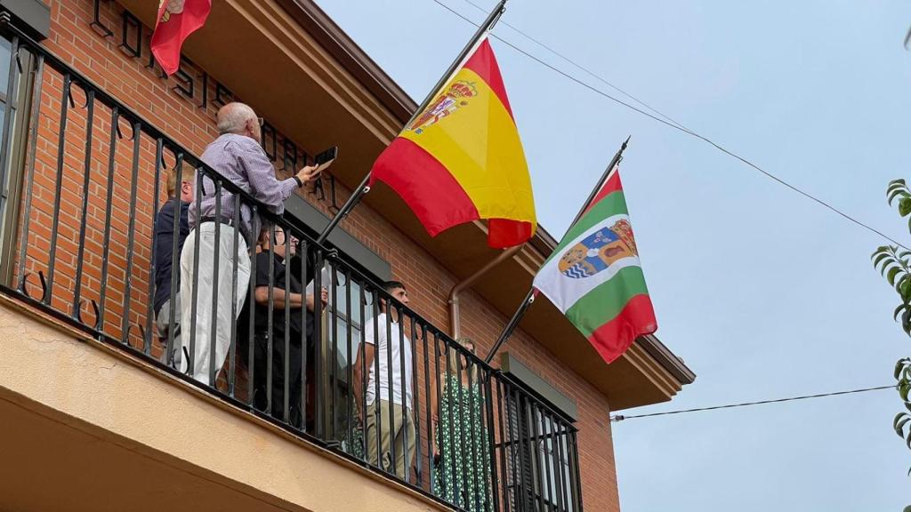 Momento del izado de la bandera en Calzadilla de Tera