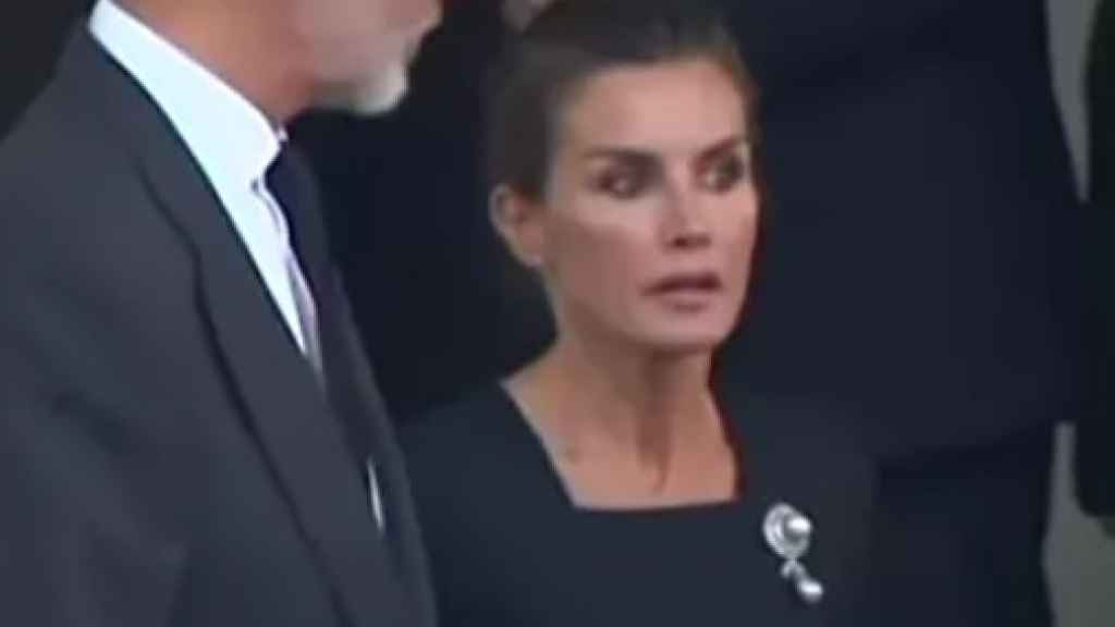 Los Reyes a su llegada a Londres. Letizia, luciendo un broche de la reina Victoria Eugenia.