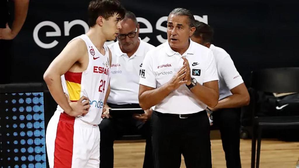 Juan Núñez recibe las indicaciones de Sergio Scariolo