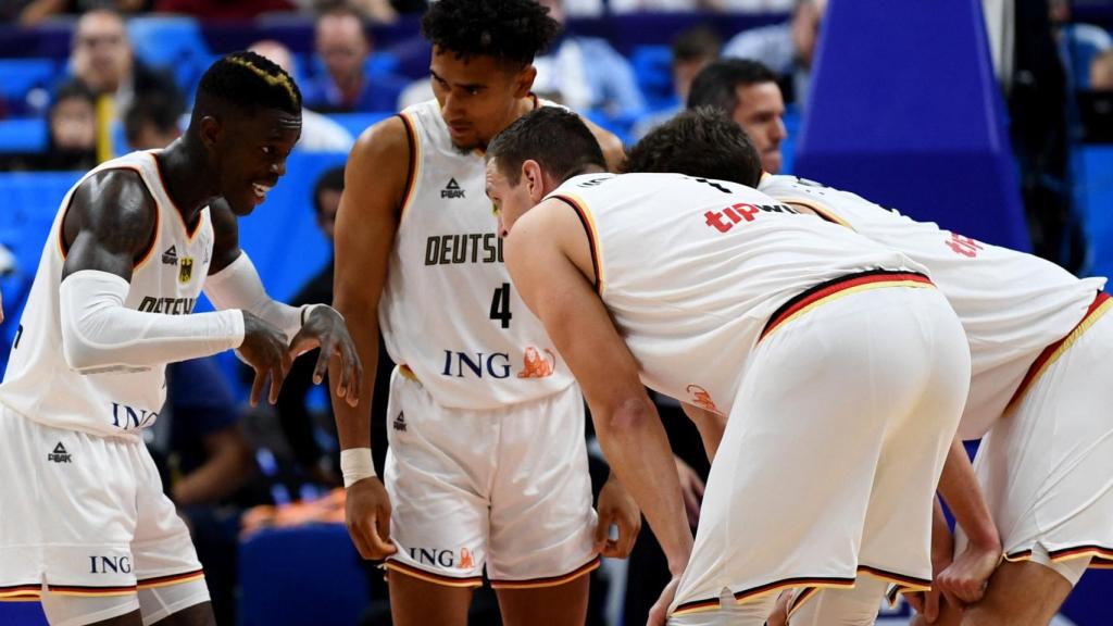 Dennis Schröder da indicaciones a sus compañeros