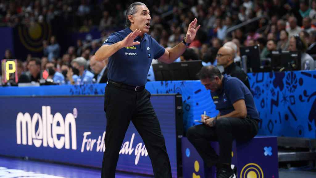 Sergio Scariolo da indicaciones desde la banda