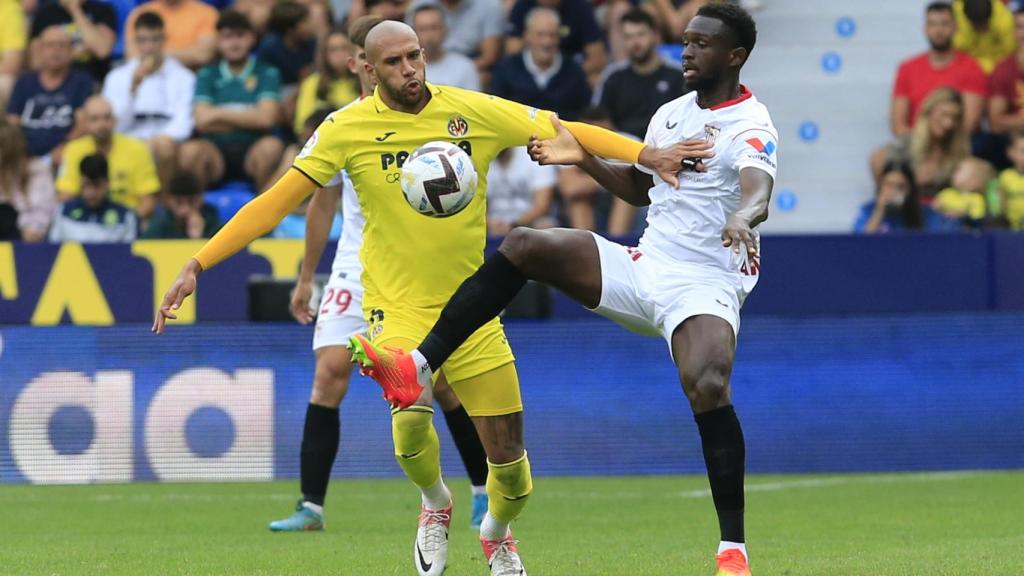 Capoué pelea un balón ante el Sevilla