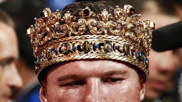 Saúl 'Canelo' Álvarez, con una corona tras retener los cuatro cinturones de campeón del supermedio