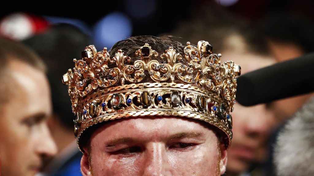 Saúl 'Canelo' Álvarez, con una corona tras retener los cuatro cinturones de campeón del supermedio