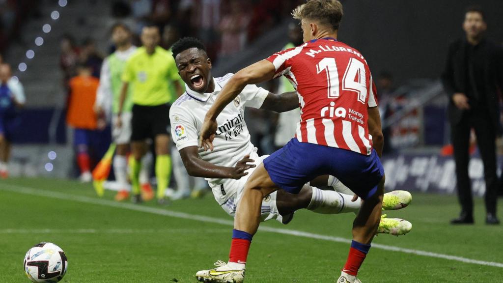 Vinicius sufriendo una falta de Marcos Llorente en la segunda mitad.