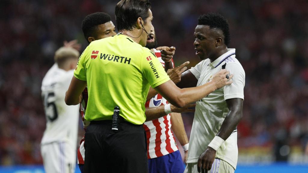 Vinicius discutiendo con el colegiado del encuentro.