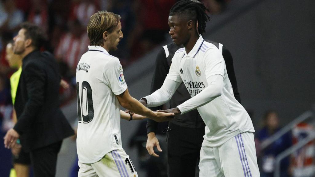 Camavinga dándole el relevo a Luka Modric en el partido